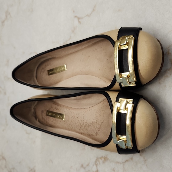 Louise et Cie Tan and Black Leather Spectator flats with Gold Buckle Detail, 7.5 - Picture 2 of 5